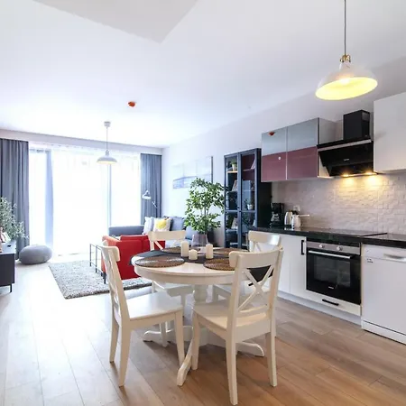 Central Flat With Balcony In Fikirtepe 아파트