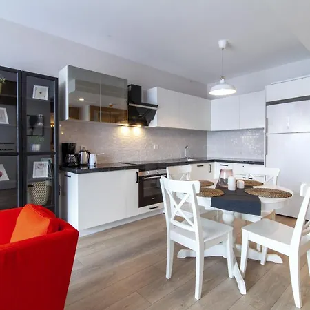 아파트 Central Flat With Balcony In Fikirtepe *